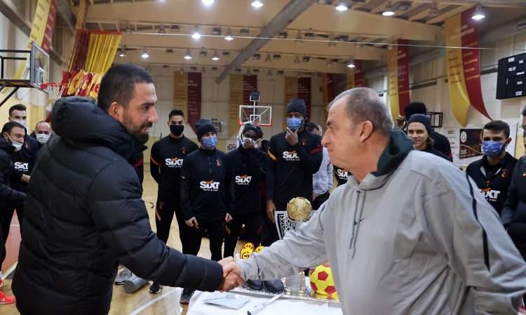 <p><strong>"Fatih Terim bizim başımız olsun çok isterim"</strong></p>

<p>"Fatih Terim, Galatasaray Teknik Direktörü'nün her zaman danışma olur. Galatasaray teknik direktörlüğü onun doğal hakkıdır. Ben Galatasaray teknik direktörü olursam bir gün, Fatih Terim bizim başımız olsun çok isterim."</p>
