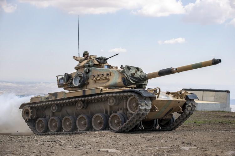 <p>Belirlenen hedef koordinatlarının çeşitli iletişim araçlarıyla diğer destek unsurlarına iletilmesinde öncü rol oynayan sistemi ustalıkla kullanan sınır bekçileri, dosta güven düşmana korku veriyor.</p>
