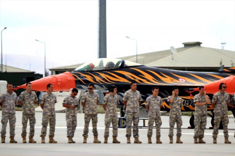 <p>Tatbikat sonunda SOLOTÜRK de bir gösteri uçuşu yaptı.</p>
