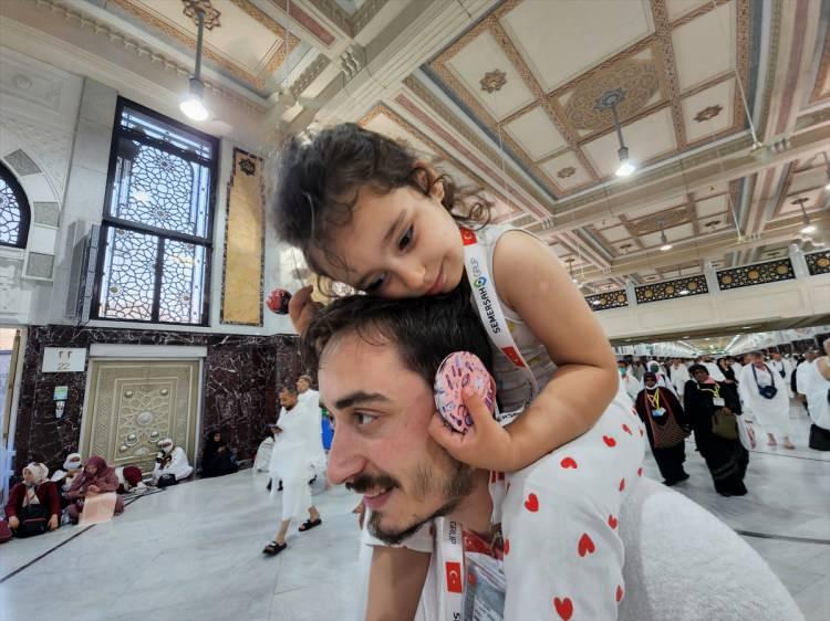 <p>Dünyanın dört bir yanından Suudi Arabistan’ın Mekke kentindeki kutsal topraklara gelen Müslümanlar, hac farizasını yerine getirmek için ibadetlerine devam ediyor. </p>
<p> </p>