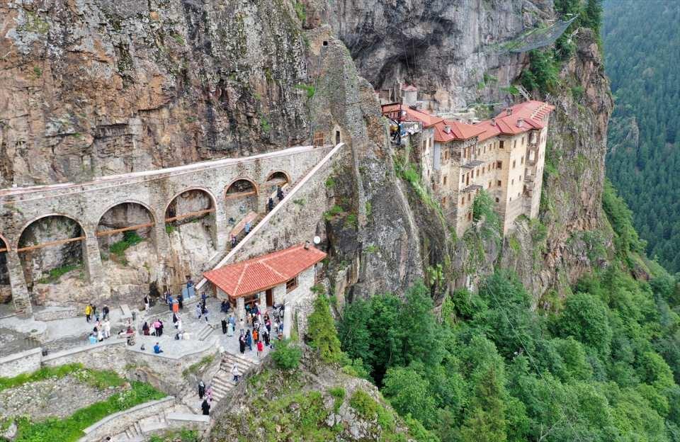 <p><strong> Sisli ve yağmurlu havalarda da ilgi görüyor</strong></p>
<p>Ziyaretçilerine eşsiz manzarasının yanı sıra trekking, dağ bisikleti, foto safari gibi farklı olanaklar da sunan manastır, Temmuz ve Kasım 2021 tarihleri arasında 150 bin 163, 1 Mayıs-27 Haziran 2022 tarihleri arasında da 67 bin 752 olmak üzere 217 bin 915 turiste ev sahipliği yaptı.</p>