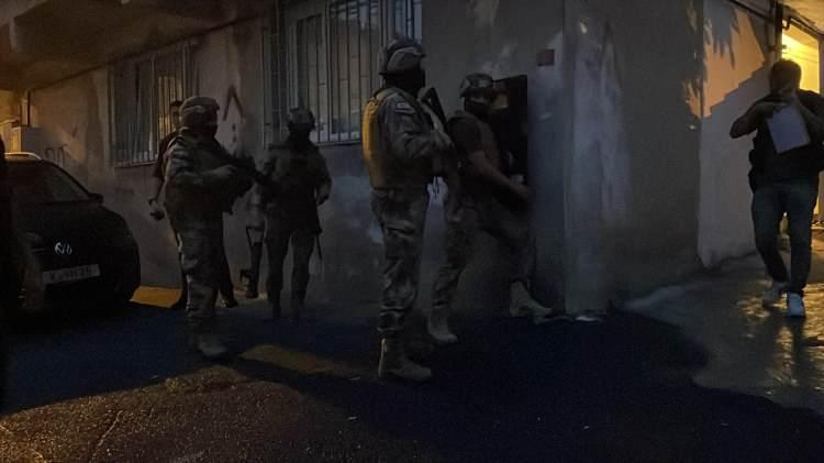 <p>İstanbul Emniyet Müdürlüğü Narkotik Suçlarla Mücadele Şube Müdürlüğü ekipleri, yaptıkları teknik ve fiziki takibin ardından adreslerini belirledikleri uyuşturucu tacirlerini yakalamak için harekete geçti</p>