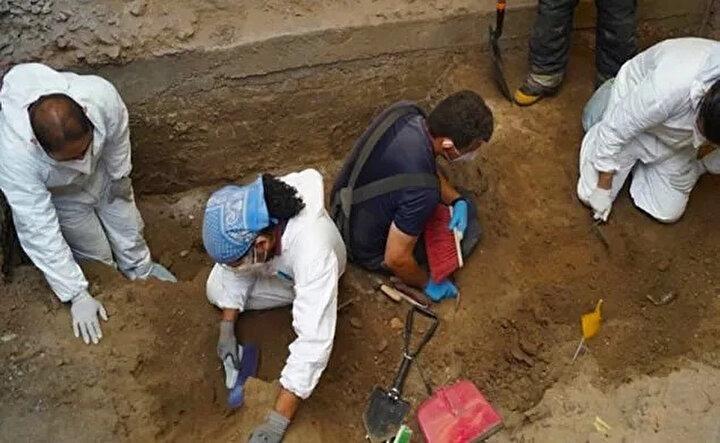 <p>Cesetleri koruyabilmek için üzerlerine tuz döken katil, tutuklanmasının ardından çıkarıldığı mahkemede kurbanlarını yediğini itiraf etti hatta kurbanlarının etlerini komşularına da ikram ettiğini söyledi.</p>

<p> </p>

