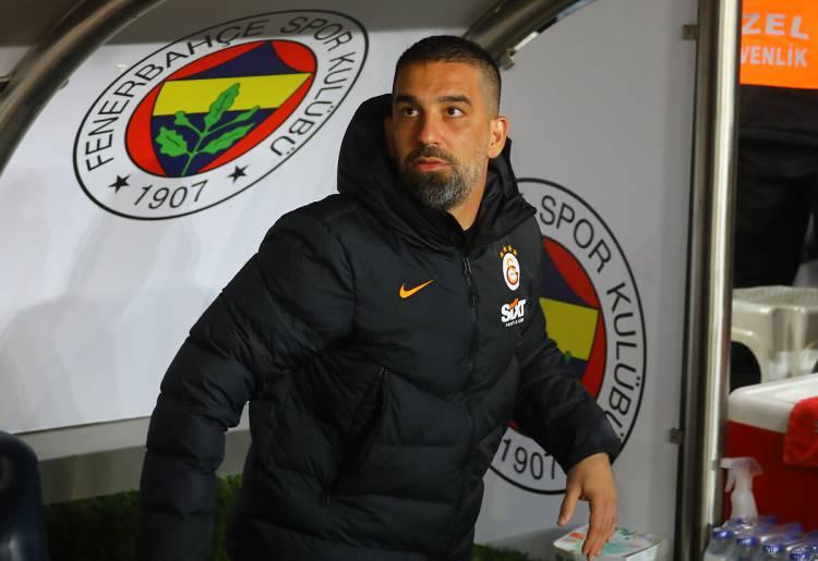 <p><strong>"Fenerbahçe altyapısında yetiştim"</strong></p>

<p>"Benim Galatasaray'a gelmem çok risklidir. Çünkü ben Fenerbahçe altyapısında yetiştim! Bu başarıları kazanmadım, Avrupa'dan benim yerime başka bir oyuncuyu kaç paraya getiriyorsunuz bir bakın. Çok üzücü. Galatasaray ile benim ilişkim platonik olmaya başladı. Sadece Galatasaray'ı ben seviyorum, bazı genel kurul üyeleri beni sevmiyormuş gibi. Biz hep Galatasaray'ı seveceğiz, Galatasaray için her zaman hizmet edeceğiz. Ama genel kurullarındakiler beni çok sevmiyor, neden bilmiyorum. Herhalde onlar da 13 milyon Euro kazandırdı.</p>
