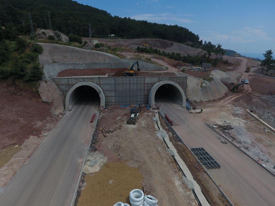 <p>Çanakkale-İzmir kara yolunun Ayvacık-Küçükkuyu arasındaki Kazdağları rampaları geçişinde, bölünmüş yol ve tünel çalışmaları devam ediyor. </p>
