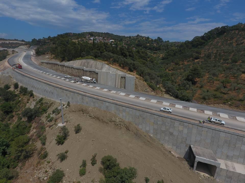 <p>Çanakkale-İzmir kara yolunun Ayvacık ilçesi ile Küçükkuyu beldesi arasındaki Kazdağları rampaları geçişinde bölünmüş yol ve tünel çalışmaları sürüyor. </p>
