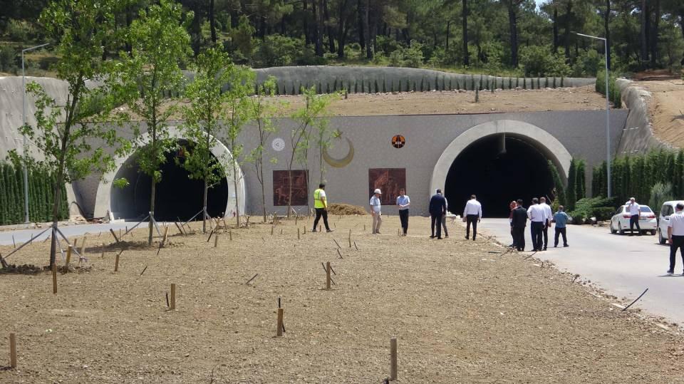 <p>Her 1 etap 2'şer tünelden meydana geliyor. Burada gidiş geliş olarak toplamda 12 kilometrelik kara yolu tüneli yapısından bahsediyoruz. </p>

