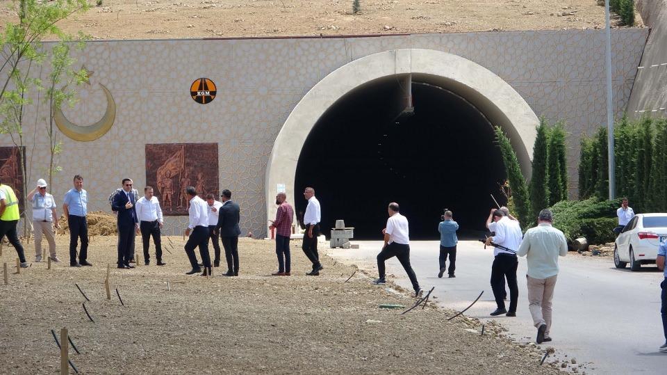<p>Bu tüneller Marmara bölgesinin en uzun tünelleri. Bu yıl Cumhurbaşkanı'mız Recep Tayyip Erdoğan, 2 bin 23 metreyle en uzun orta açıklığa sahip '1915 Çanakkale Köprüsü'nün açılışını yaptı. </p>
