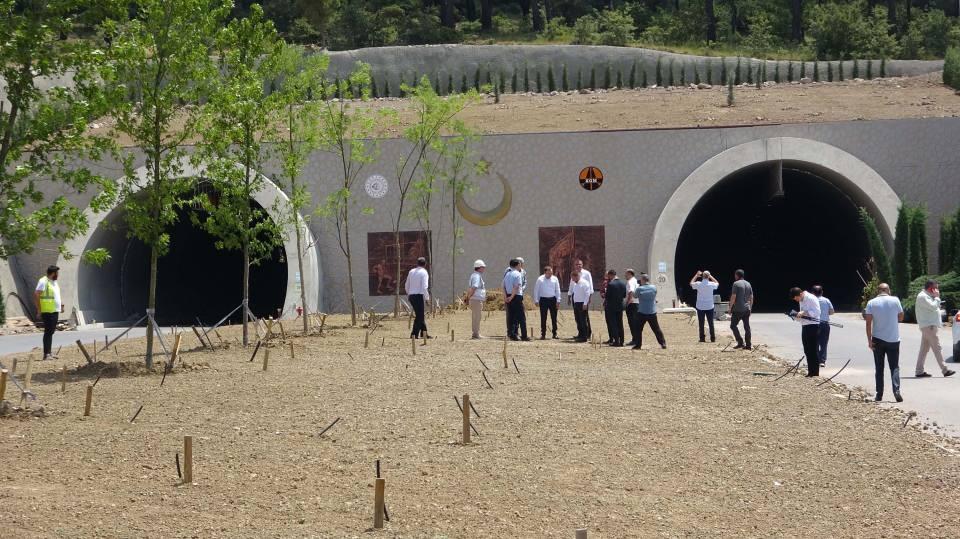 <p>Biz bu anlamıyla ne kadar gurur duysak, ne kadar övünsek azdır. Burada 24 saat çalışma esasına göre 600 personel alnının terini akıtmaktadır. </p>
