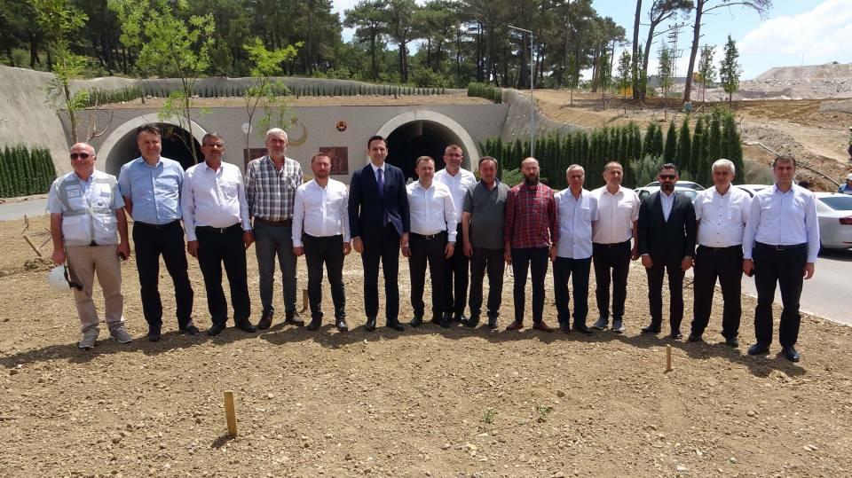 <p>Yine aynı şekilde 160 makine ve ekipman burada hizmet vermektedir. Tünelin açılışıyla beraber yoğun trafikte, özellikle turizmin olduğu bu aylarda zaman zaman 50 dakika süren bu yolculuk 5 dakikaya inecek. </p>
