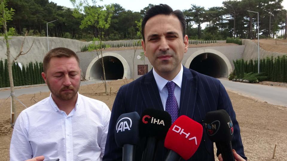 <p>Dünyanın en büyük köprüsünün Ege'ye ve Akdeniz'e açılan kapısı adeta Küçükkuyu tünelleri. 1 yıl içinde Çanakkale'mizde ulaşımın konforunu artırmak, vatandaşımıza hizmet etmek adına gerekli olan ne varsa 2'nci kez hayata geçti. </p>
