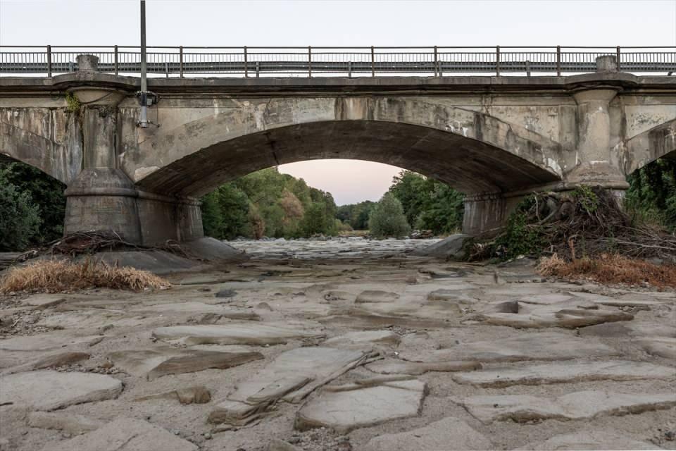 <p>Aşırı sıcaklar sebebiyle ülkenin Lombardiya, Piyemonte, Emilia-Romagna ve Lazio bölgelerinde kuraklık ciddi seviyelere ulaşırken Lombardiya genelinde ise kuraklık dolayısıyla 30 Eylül'e kadar acil durum ilan edildi. Fotoğrafta Sesia nehrinin kurumuş yatağı görülüyor.</p>
