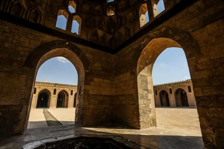 <p>Kûfe planlı cami, ortada kare formlu üç kenarı revaklarla çevrili bir avlu ve bu avluyu kuşatan sahınlardan oluşuyor. Dış avluya 19 kapıdan girilen külliyenin iç avlusuna da başka 19 kapıdan geçiliyor ve buradan harime giriş sağlanıyor. </p>