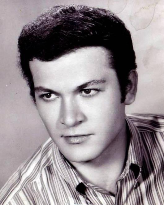 <p><span style="color:#B22222"><strong>"İLK FİLM SETİNE BENİ O G&Ouml;T&Uuml;RD&Uuml;"</strong></span></p>

<p><span style="color:#800080"><strong>Civan Canova, "Ben k&uuml;&ccedil;&uuml;kken hayat &ouml;yle gerektirdi ve annemle babam ayrıldı, annem Kartal abiyle evlendi. 9 yaşımdan itibaren hep yanımda oldu. Kardeşlerim ve biz birbirimizi hep &ccedil;ok sevdik. Ailesine &ccedil;ok d&uuml;şk&uuml;nd&uuml;. &Ccedil;ocuklarına &ccedil;ok d&uuml;şk&uuml;nd&uuml;. Mesleğine &ccedil;ok d&uuml;şk&uuml;nd&uuml;. Değerli bir insandı. Ben Kartal abiyle beraber b&uuml;y&uuml;d&uuml;m. İlk film setine beni Kartal abi bir g&ouml;t&uuml;rd&uuml;." ifadelerini kullandı.</strong></span></p>
