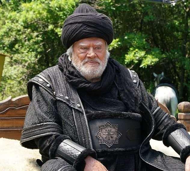 <p>Eskiden spor yapan gençler soyunma odalarında eşyalarını koyacak gardırop bulamıyordu. Koşacak pist yoktu. Çok şikâyetler vardı, çok yoksulluklar vardı. Şimdi düzeldi ki, başarılar da gelmeye başladı. Türk gençleri çok zengin, çalışkan ama fırsat verilmiyor. Bir ara gençlik potansiyel suçluydu. Gençler, "Kendimizi ispat edeceğimiz bir fırsat bize verilmiyor" diyordu. Bakın fırsat verildiği zaman Türk gençleri neler yapar... Eğitim sistemimizin düzelmesi gerekiyor.</p>
<p>Şu anda takip ettiğiniz bir dizi var mı?</p>
<p>Tarihi dizileri izliyorum. Kuruluş Osman'ı takip ediyorum.</p>