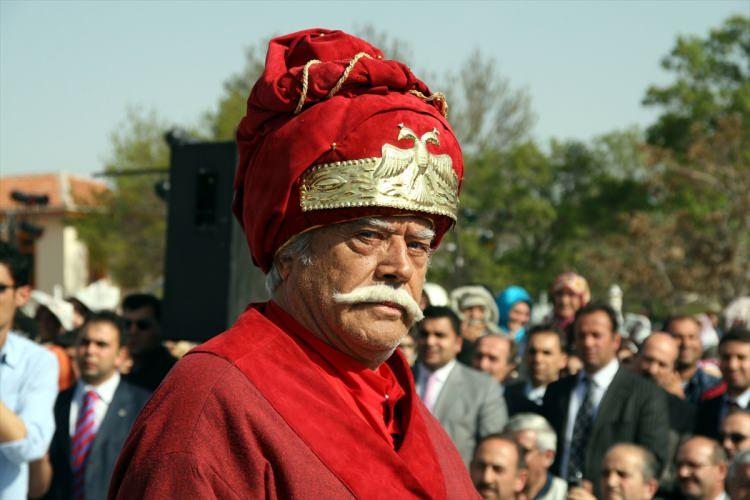 <p>Tarihi dizilerin çekilmesi her anlamda olumludur. Çünkü bizim tarih bilincimize dokunuyor. Biz gençlerimize tarih bilincini aşılayamadık, veremedik. Tarih bilinci olan bir genç kendini bilir. Amerikan tıraşı olmaz, Amerikan küpeleri takmaz. Müziğini dinlersin ama onun hayranı olmazsın. Tarih bilinci olan genç, Türk Müslüman bilincini değiştirdiği için öyle yaşar. Çok olumlu bakıyorum.</p>