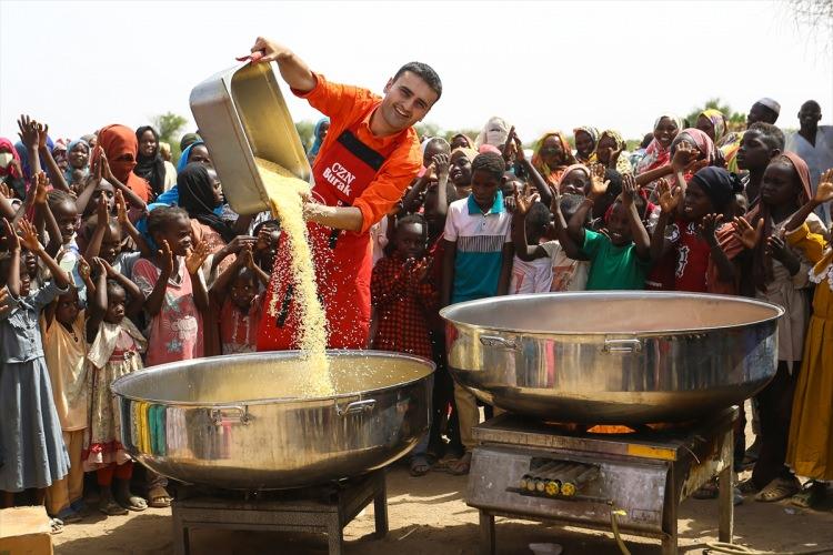 <p><strong>CZN lakaplı ünlü şef ve fenomen Burak Özdemir yine hareketiyle takdir topladı. Sosyal medyada dünyanın her yerinde yaptığı yardımlarla bilinen CZN Burak bu defa Sudan'lı çocuklarla buluşup onlara yemek yaptı. </strong></p>
