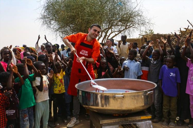 <p><strong>Ünü ülke çapını aşan ve birçok yerde restoranı bulunan CZN lakaplı şef Burak Özdemir yardım yapmaya doymuyor. Çektiği yemek videolarıyla sosyal medya fenomeni haline gelen CZN Burak Sudan'da bir köyde çocuklara yemek pişirdi.</strong></p>

<p> </p>

