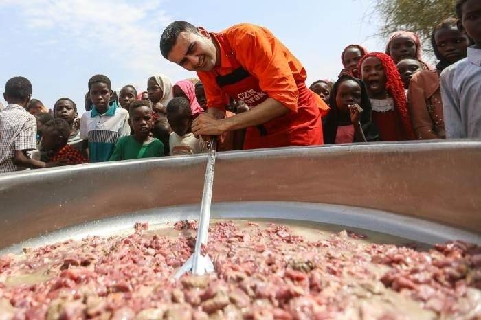 <p><strong>Özdemir, aynı zamanda Sudan'lı çocuklarla birlikte ocağın başına geçti ve onlara yemek pişirdi. </strong></p>