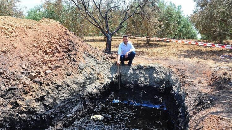 <p>Denemek için kenardaki birikintiye kibrit çaktığımızda onu söndürelim derken 2 deneme havuzumuzun içine akıttığımız sıvıya sıçradı. Sonrasında da 1 saat boyunca 2 havuzumuzda yanma meydana geldi.</p>
<p> </p>