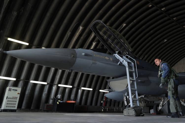 <p>Görevlerinin dışında eğitim ve spora da önem veren pilotlar, yıl içerisinde çeşitli tatbikatlara katılıyor. Pilotların yemekleri ise filodaki aşçılar tarafından özel olarak hazırlanıyor.</p>
