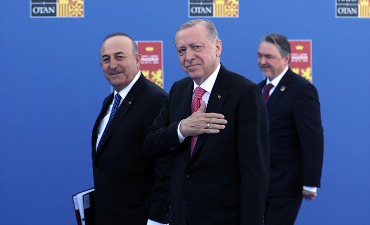 <p>Cumhurbaşkanı Erdoğan'a Dışişleri Bakanı Mevlüt Çavuşoğlu da eşlik etti.</p> 