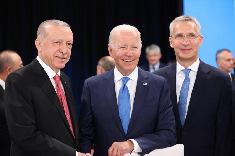 <p>IFEMA Kongre Merkezi'ndeki ilk oturum öncesi Cumhurbaşkanı Recep Tayyip Erdoğan, ABD Başkanı Joe Biden ve NATO Genel Sekreteri Jens Stoltenberg ayaküstü sohbet etti.</p> 