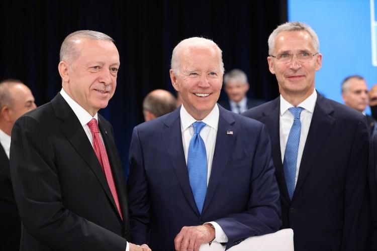 <p><strong>NATO Zirvesi'nde samimi anlar!</strong><br />
<br />
Zirvede tüm liderlerin ilgi gösterdiği isim Recep Tayyip Erdoğan oldu.</p>