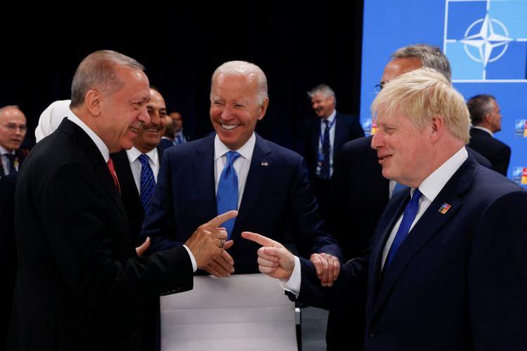 <p>Cumhurbaşkanı Erdoğan, ABD Başkanı Joe Biden, İngiltere Başbakanı Boris Johnson ve NATO Genel Sekreteri Stoltenberg, koyu bir sohbete daldı.</p>
<p> </p>