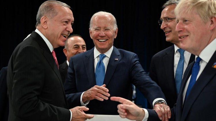 <p>Johson`un Cumhurbaşkanı Erdoğan`la sohbet esnasında "Çok güzel" ifadesini kullandığı anlara ait video sosyal medyada çok sayıda kişi tarafından paylaşıldı.</p>
<p> </p>