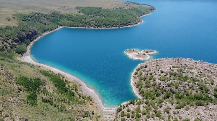 <p>“Avrupalı Seçkin Destinasyonlar” projesi çerçevesinde ‘Mükemmeliyet Ödülü’ alan 2 bin 250 rakımlı Nemrut Krater Gölü, her mevsim doyumsuz manzarasıyla görsel şölen sunuyor. </p>
