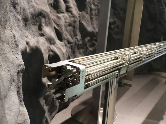 <p>Daha sonra bu yakıt çubuklarıyla nükleer yakıtın radyosyon yayma etkisi yüzde 99'kadar azaltılacak.</p>
