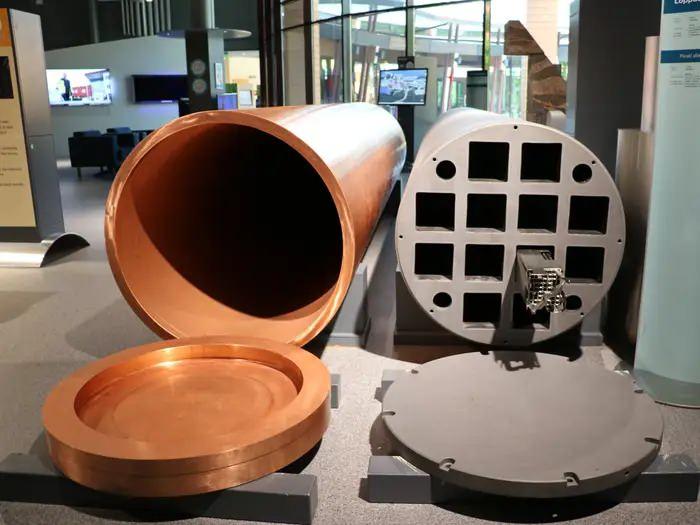 <p>Tesise gelen kullanılmış nükleer yakıt, önce dökme geniş bir demir boruya konulucak. Daha sonra bakır bir boruya konulacak.</p>
