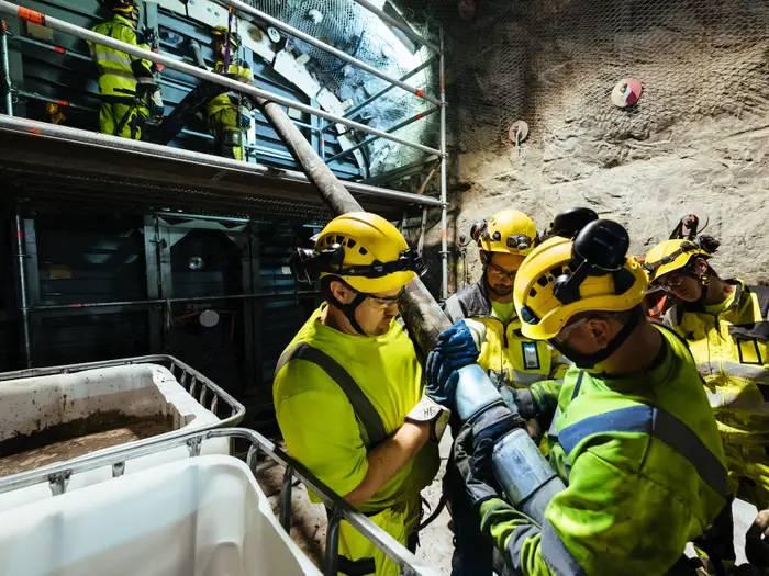 <p>2120 civarında tünelin tamamen dolacağı tahmin ediliyor. O tarihe kadar insanlar 8 ila 12 saat arası çalışmaya devam edecek.</p>

<p>Tesis 2023'te çalışmalarına başlayacak.</p>
