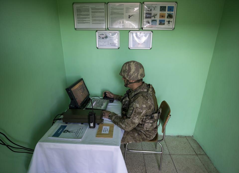 <p>Belirlenen hedef koordinatlarının çeşitli iletişim araçlarıyla diğer destek unsurlarına iletilmesinde öncü rol oynayan sistemi ustalıkla kullanan sınır bekçileri, dosta güven düşmana korku veriyor.</p>