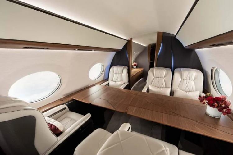 <p>Rolls-Royce Pearl 700 motoru ile havalanan jet, saatte 1142 km/h hız yapabiliyor.</p>
