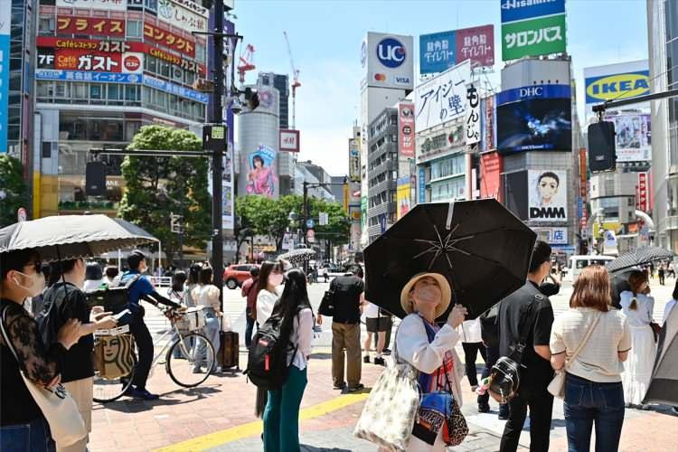 <p>Japonya'nın başkenti Tokyo'da son 150 yılın en sıcak haziran ayı yaşanıyor. Sıcak çarpması nedeniyle hastanelere başvuranların sayısı arttı, en az 2 kişinin hayatını kaybettiği belirtiliyor. Sıcak çarpmasının nedenlerinden biri de yüksek elektrik fiyatları nedeniyle klima kullanımının kısıtlanması.</p>

<p> </p>
