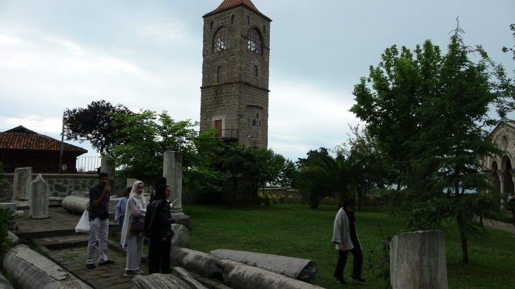 <p>Pandemiden sonra ilk kez bu kadar yoğun ziyaretçi akınına uğrayan Ayasofya Camii'nde yerli turistten çok Arap turistlerin daha yoğunlukta olması dikkat çekti.</p>

<p> </p>
