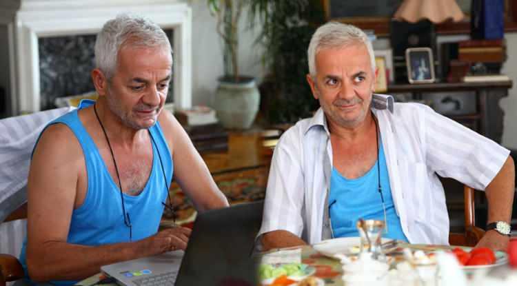 <p><strong>ZAFER ALGÖZ ÇARK ETTİ!</strong></p>
<p><strong>Önceki gün kitabının tanıtımını yapmak için kamera karşısına geçen Algöz, Feyyaz Yiğit hakkında söylediği hakaretli paylaşımıyla ilgili ilk kez açıkladı. Algöz, hakaret olayını bu sözlerle anlattı:</strong></p>
<p><strong>"Ben onu şaka amaçlı yapmıştım. Bilerek bir süre cevap vermedim yazılanlara, bakalım unun sonu nereye gidecek diye. Benim tek hatam sosyal medyada bu şakayı yapmaktı. İnsanlar yanlış anladı. Feyyaz ile aynı dergiye yazıyoruz. Ben bu espriyi Feyyaz’ın da olduğu bir masada yapsaydım, Feyyaz da gülerdi. Yoksa projeleri çok iyi bence de."</strong></p>