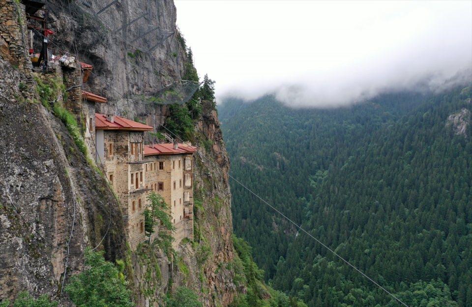 <p>Yeni turizm sezonuna dolu başlayan ve her geçen gün daha fazla turisti ağırlayan Sümela Manastırı, yeşilin binbir tonunu yansıtan manzarasının yanı sıra patika yolunda bulunan ve halk arasında "Azize Varvara" olarak bilinen "Aya Varvara Kilisesi" ile de dikkati çekiyor.</p>
<p> </p>