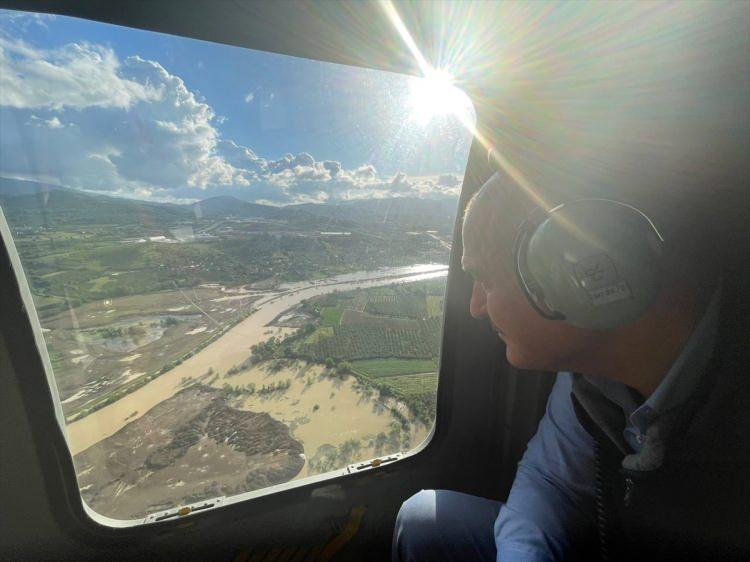 <p>14 blok kaldı. Dönem dönem elektrik ile suyun temasından kaynaklanan sıkıntı oluyor. Onu da aşmaya çalışıyorlar. 3 tavuk kümesi ve 105 bin tavuk telefi oldu. Onlar da bizim canlarımız. Sular çekildiği andan itibaren tarım hasarı ile ilgili net bir tabloyu ortaya koyacağız. </p>