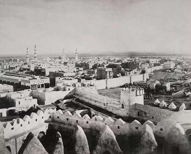 <p>Peygamber Efendimiz Hz. Muhammed'in (sav) şehri olarak adlandırılan Medine (1870-1890)</p>
<p> </p>
<p> </p>
