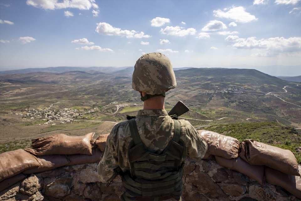 <p>Harekatın ardından 5. Zırhlı Tugay Komutanlığı bünyesinde 7. Hudut Bölük Komutanlığı olarak Türkiye-Suriye sınırının Kilis bölümünde görev yapan "Hudut Kartalları", tüm zorluklara rağmen "Hudut namustur" şiarıyla elleri tetikte, gözleri sınırda vatan nöbetini sürdürüyor.</p>

<p> </p>
