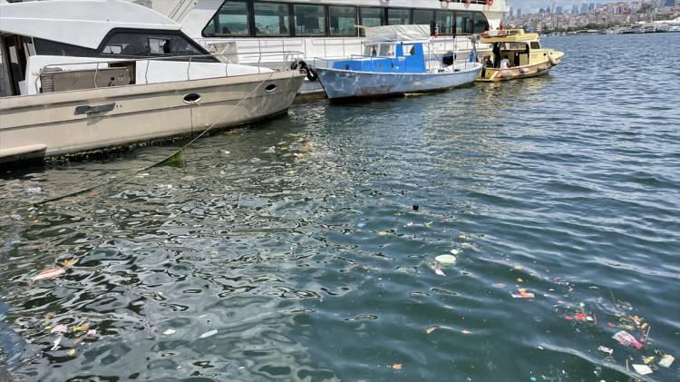 <p>İstanbul'un Fatih sahilinde kıyıya vuran çöplerin oluşturduğu kirlilik, çevre sakinleri ile vatandaşları rahatsız etti.</p>

<p> </p>
