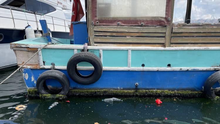 <p>İstanbul Büyükşehir Belediyesinin (İBB) sorumluluk alanındaki Cibali Mahallesi Unkapanı mevkisinde, teknelerin de park ettiği sahilde kıyıya vuran çöplerin oluşturduğu kirlilik dikkati çekiyor.</p>

<p>Tek kullanımlık plastik atık ve pet şişe gibi çöplerin bulunduğu sahilde, kirlilik sebebiyle denizanası sayısında da artış olduğu ve suyun renginin çamurlaştığı görülüyor.</p>

<p>Sahile gelen vatandaşlar ve tekne çalışanları, görüntü nedeniyle şaşkınlık yaşarken Haliç'in kirli olmasına tepki gösterdi.</p>

<p>Tekne çalışanı Murat Eser, AA muhabirine yaptığı açıklamada, denizdeki kirli görüntünün kendisini rahatsız ettiğini söyledi.</p>
