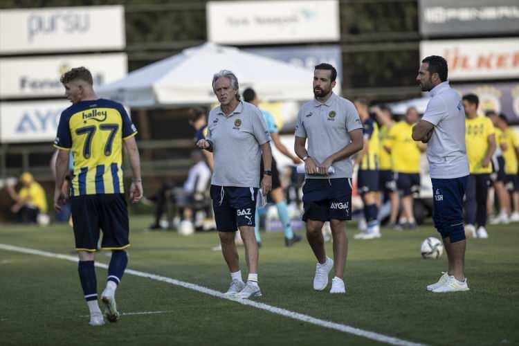 <p>Fenerbahçe'de geçtiğimiz sezon forma şansı bulamayan Burak Kapacak, Jorge Jesus'un takımın başına gelmesiyle hazırlık maçlarında fırtına gibi esmeye başladı. </p>
