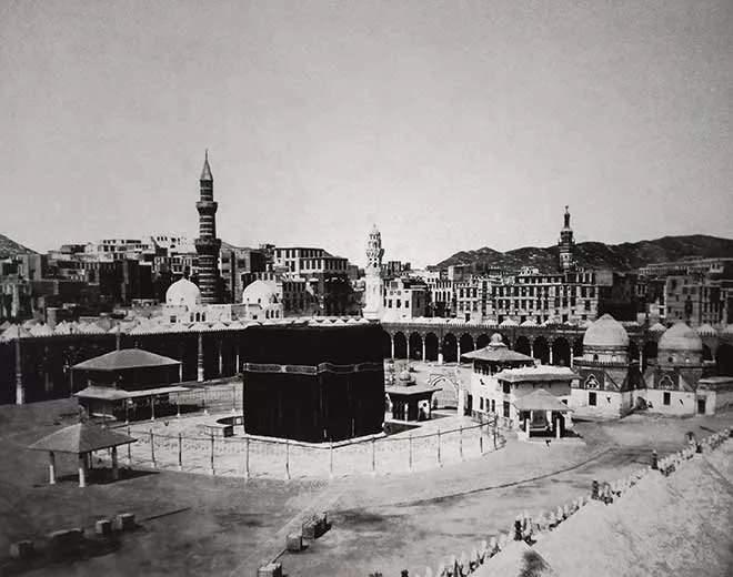 <p>Abdülhamid'in albümlerinden, İslâm'ın en mukaddes toprakları olan Mekke ve Medine'nin 1870-1890 arası yıllara ait fotoğrafları:</p>
<p>Müslümanlar için en kutsal mekân olan Kâbe, Mekke (1870-1890)</p>
<p> </p>

