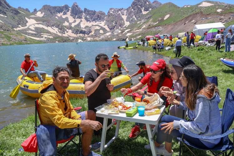 <p>Huzur, eğitim, sağlık ve turizm istiyor. Anadolu'nun herhangi bir vilayetinde olduğu gibi başarılarından, dağlarından ve turizminden söz edilsin istiyorlar."</p>
