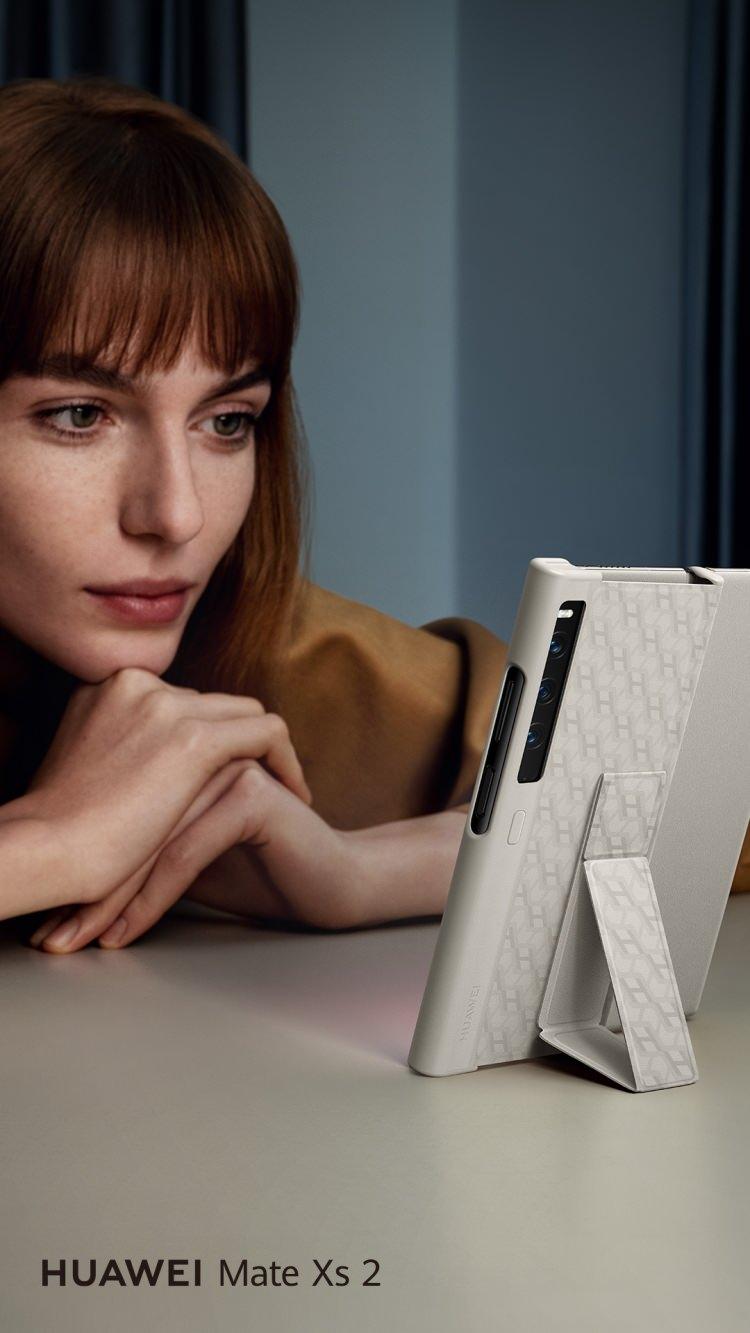 <p>Yazılım ekolojisi ve kullanıcı deneyimi açısından HUAWEI Mate Xs 2, kullanıcılara daha değerli deneyimler sunarak yeniliklere ve atılımlara devam ediyor. Ekran açıldığında otomatik olarak genişliyor ve katlandığında net ve pürüzsüz kalıyor. Geliştirilmiş Akıllı Çoklu Pencere işlevi, etkileşimleri daha kolay ve verimli hale getirirken, Bölünmüş Ekran işlevi, üretkenliği ve çalışma düzgünlüğünü artırmak için iki uygulamanın paralel olarak kullanılmasını destekliyor. Ayrıca, Kaydırma Hareketi, kayan pencerelere kolay erişim ve kontrol sağlayarak, tek bir hızlı kaydırma ile çoklu görevleri mümkün kılıyor.</p>