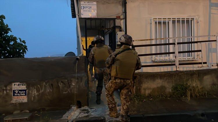 <p>Özel harekat ekiplerinin katıldığı baskında torbacı olarak tabir edilen çok sayıda şüpheli gözaltına alındı. Operasyonda çok sayıda uyuşturucu madde ele geçirildi.</p>